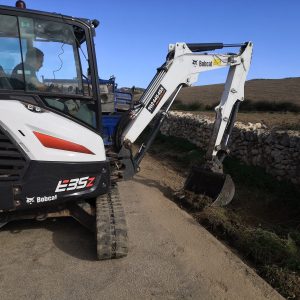 retroexcavadora bobcat con operario