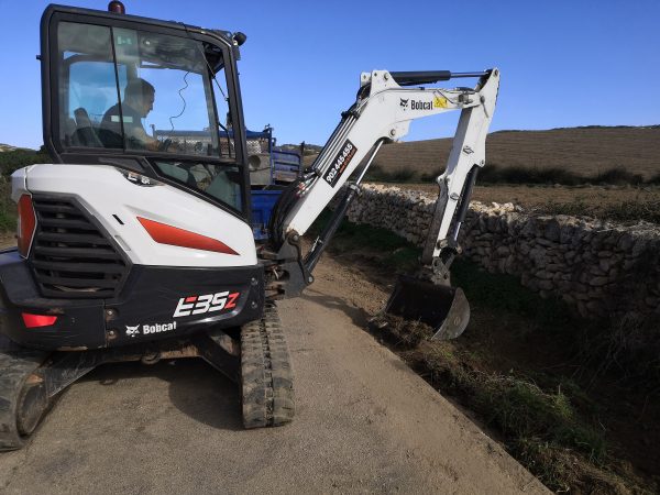 retroexcavadora bobcat con operario