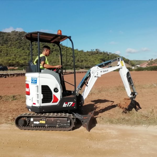 retroexcavadora bobcat con operario